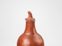 Ame Ker 230  Ame Ker 230, Niederländisch Guyana (Surinam),Unbestimmt, 19. Jahrhundert, Flasche mit Stöpsel, Ton, H Flasche 14,5 cm, Dm 10 cm, H Stöpsel 5 cm, Dm 3 cm : Museumsfoto: Claus Cordes, Bestandskatalog Ethnologie